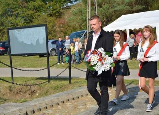 Grafika 3: Uroczystości przy obelisku ofiar marszu śmierci w Gęsi