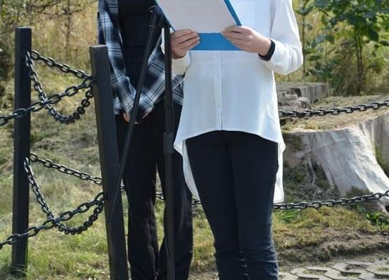 Grafika 4: Uroczystości przy obelisku ofiar marszu śmierci w Gęsi