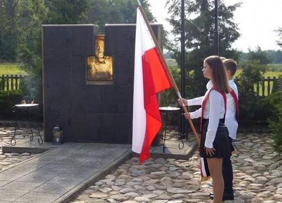 Grafika 6: Uroczystości przy obelisku ofiar marszu śmierci w Gęsi