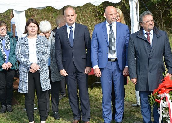 Grafika 7: Uroczystości przy obelisku ofiar marszu śmierci w Gęsi