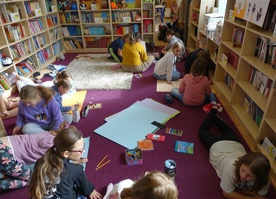 Piątoklasistki zaangażowane w przygotowania do "Nocy Bibliotek" W Bibliotece SP Wicko 2