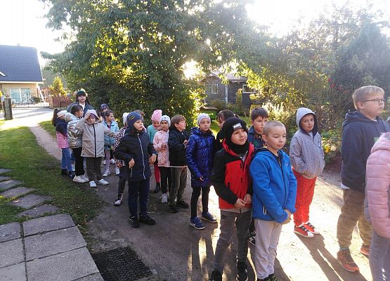 Grafika 2: Klasa II b oraz klasa III b z wizytą w pasiece