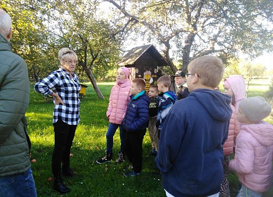 Grafika 1: Klasa II b oraz klasa III b z wizytą w pasiece