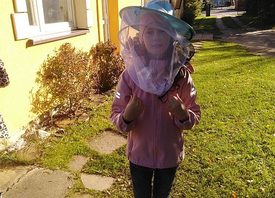 Grafika 8: Klasa II b oraz klasa III b z wizytą w pasiece