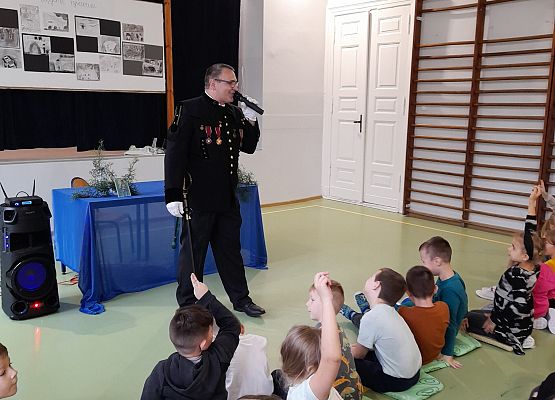 Grafika 7: Górnik z wizytą w szkole