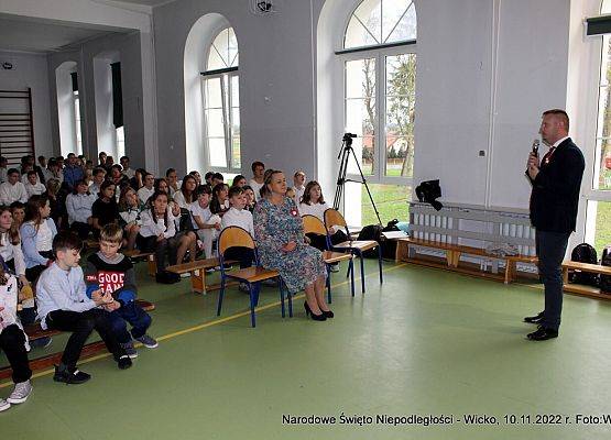 Grafika 3: Fotorelacja ze szkolnych obchodów Narodowego Święta Niepodległości, 10.11.2022