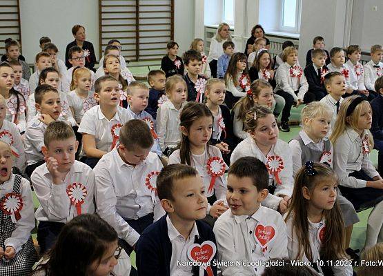 Grafika 8: Fotorelacja ze szkolnych obchodów Narodowego Święta Niepodległości, 10.11.2022