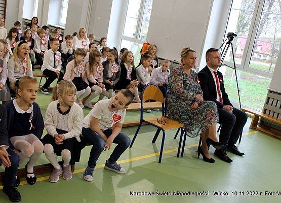 Grafika 9: Fotorelacja ze szkolnych obchodów Narodowego Święta Niepodległości, 10.11.2022