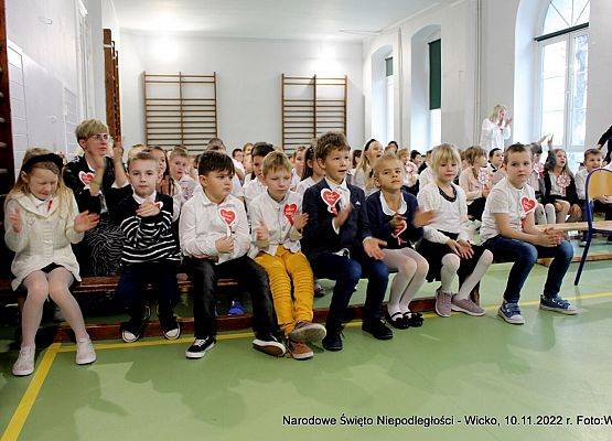 Grafika 10: Fotorelacja ze szkolnych obchodów Narodowego Święta Niepodległości, 10.11.2022