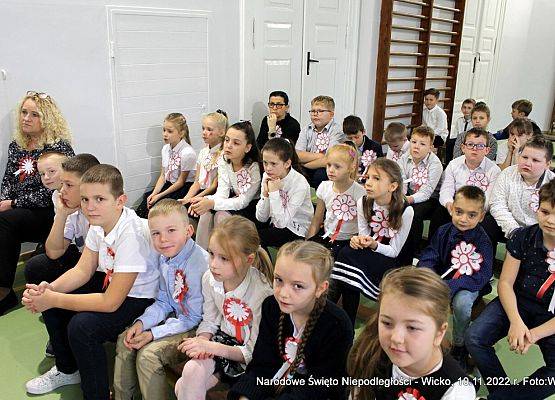 Grafika 12: Fotorelacja ze szkolnych obchodów Narodowego Święta Niepodległości, 10.11.2022