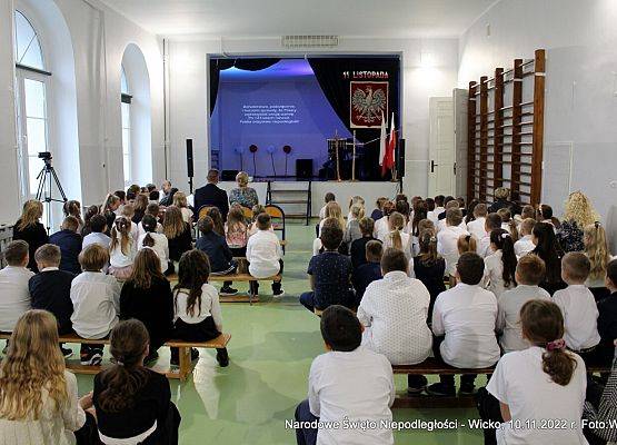 Grafika 21: Fotorelacja ze szkolnych obchodów Narodowego Święta Niepodległości, 10.11.2022