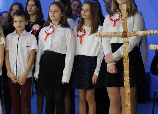 Grafika 26: Fotorelacja ze szkolnych obchodów Narodowego Święta Niepodległości, 10.11.2022