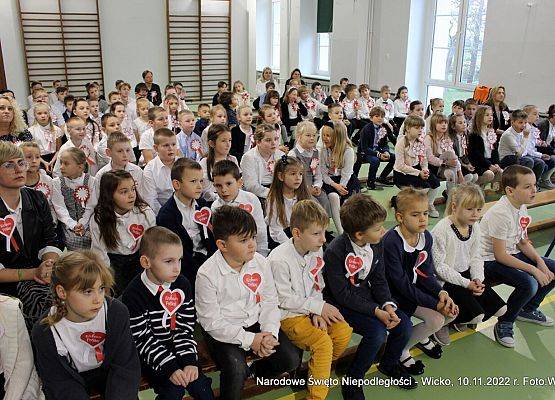 Grafika 32: Fotorelacja ze szkolnych obchodów Narodowego Święta Niepodległości, 10.11.2022