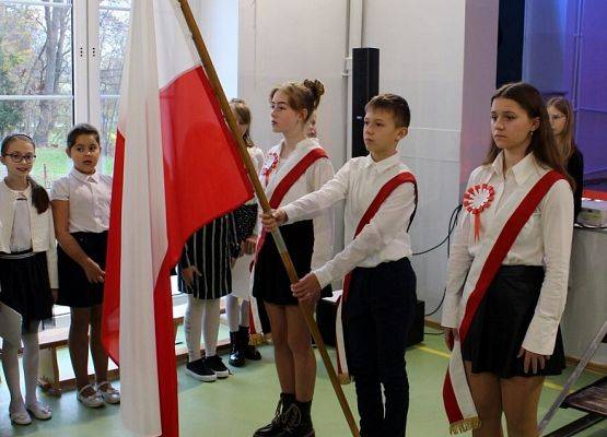Grafika 40: Fotorelacja ze szkolnych obchodów Narodowego Święta Niepodległości, 10.11.2022