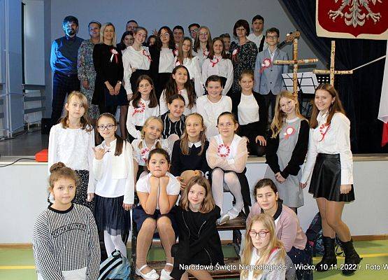 Grafika 41: Fotorelacja ze szkolnych obchodów Narodowego Święta Niepodległości, 10.11.2022