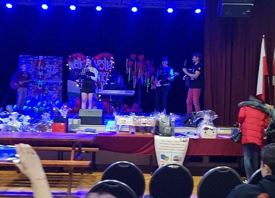 WOŚP 2023 - występ muzyczny uczniów SP Wicko pod kier. Piotra Fugiela 3