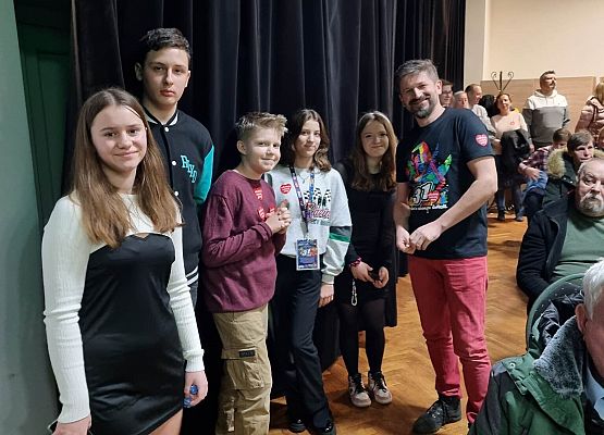 WOŚP 2023 - nasi uczniowie przed występem 1