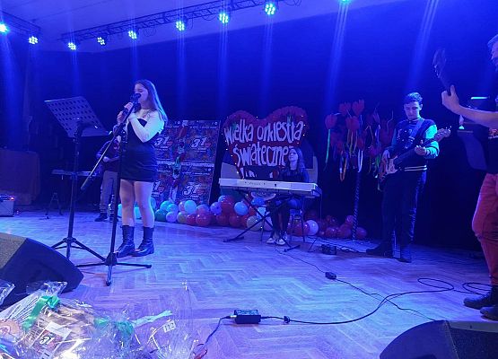 WOŚP 2023 - występ muzyczny uczniów SP Wicko pod kier. Piotra Fugiela 8