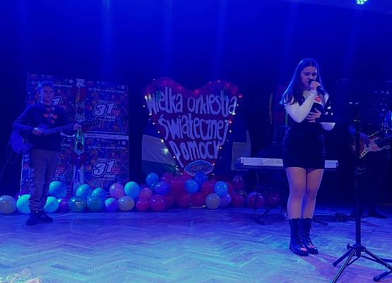 WOŚP 2023 - występ muzyczny uczniów SP Wicko pod kier. Piotra Fugiela 5
