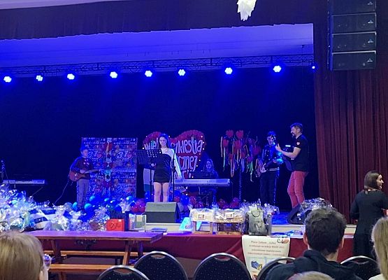 WOŚP 2023 - występ muzyczny uczniów SP Wicko pod kier. Piotra Fugiela 2