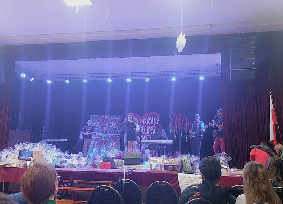 WOŚP 2023 - występ muzyczny uczniów SP Wicko pod kier. Piotra Fugiela 9