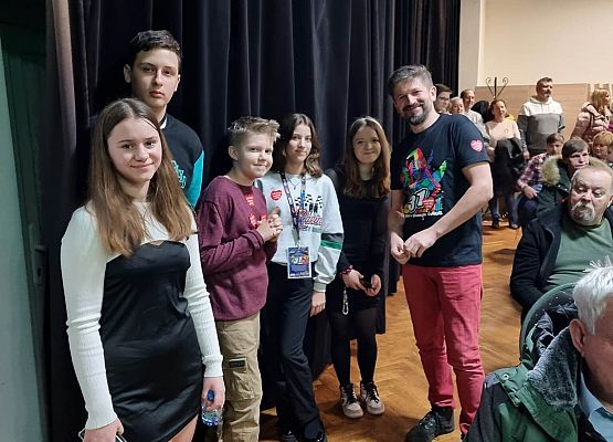 WOŚP 2023 - nasi uczniowie przed występem 2