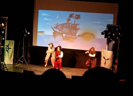 Nasi uczniowie na spektaklu "Piotruś Pan" w kinie "Fregata" 6