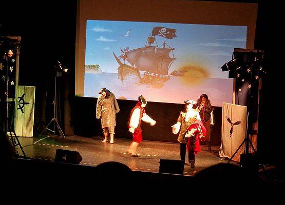 Nasi uczniowie na spektaklu "Piotruś Pan" w kinie "Fregata" 13