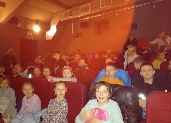 Nasi uczniowie na spektaklu "Piotruś Pan" w kinie "Fregata" 24