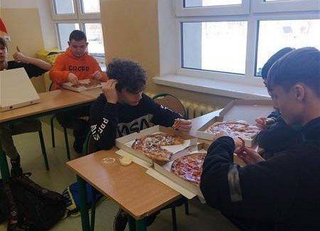 Grafika 2: Obchody Międzynarodowego Dnia Pizzy w klasie VIIIa
