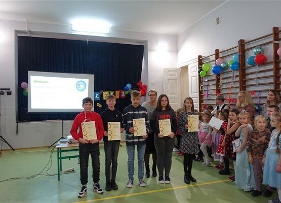 Dyplomy za frekwencję w kl. IV-VIII