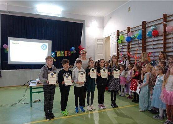 Dyplomy dla uczniów w kl. IVA