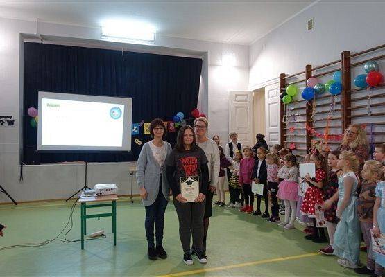 Dyplom dla uczennic z kl. VIA