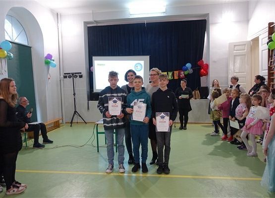 Dyplomy dla uczniów w kl. VIIIB