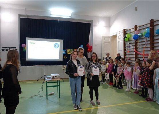 Dyplomy dla uczennic z kl. VIIIC