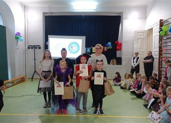 Nagrody dla uczniów w konkursie za najpiękniejszy stroik świąteczny