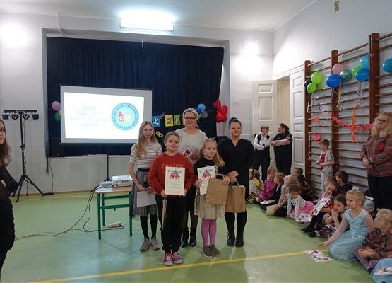 Nagrody dla uczniów w konkursie za najpiękniejszy stroik świąteczny