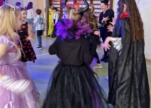 Grafika 15: Dyskoteka karnawałowa