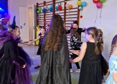 Grafika 28: Dyskoteka karnawałowa