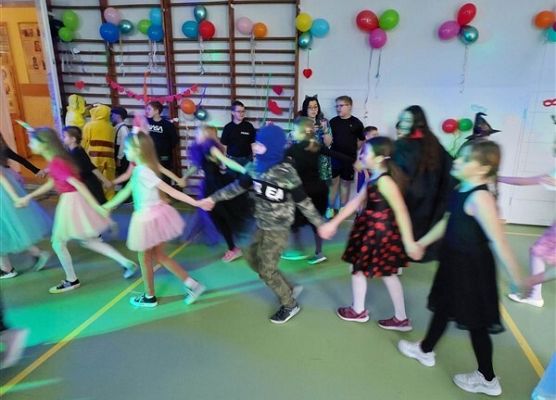 Grafika 30: Dyskoteka karnawałowa