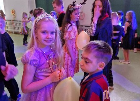 Grafika 33: Dyskoteka karnawałowa