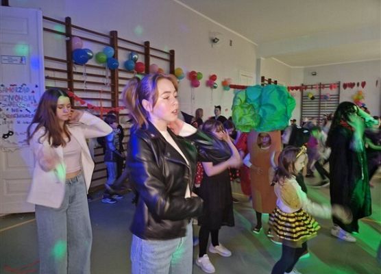 Grafika 35: Dyskoteka karnawałowa