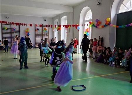 Grafika 36: Dyskoteka karnawałowa