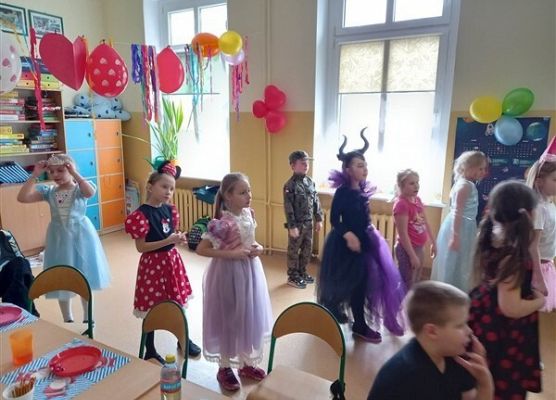 Grafika 142: Dyskoteka karnawałowa