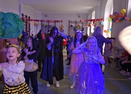 Grafika 72: Dyskoteka karnawałowa