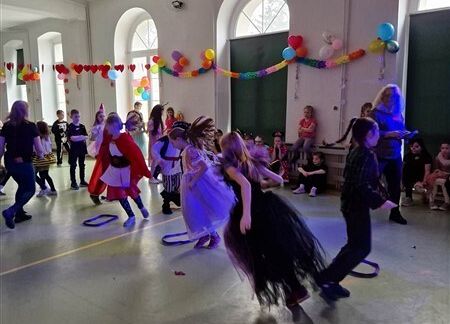 Grafika 74: Dyskoteka karnawałowa