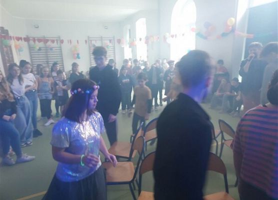 Grafika 76: Dyskoteka karnawałowa