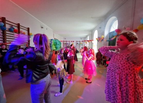 Grafika 81: Dyskoteka karnawałowa