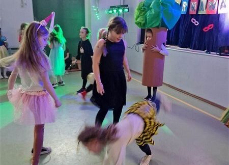 Grafika 89: Dyskoteka karnawałowa