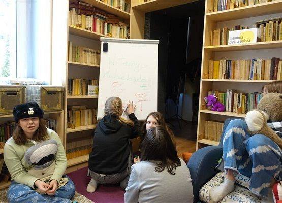 Grafika 1: Dyskusyjny Klub Książki w Bibliotece Szkolnej w Wicku czeka na wiosnę, czyta i rozmawia o książkach